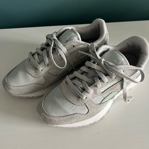 Euc women’s Reebok sneakers